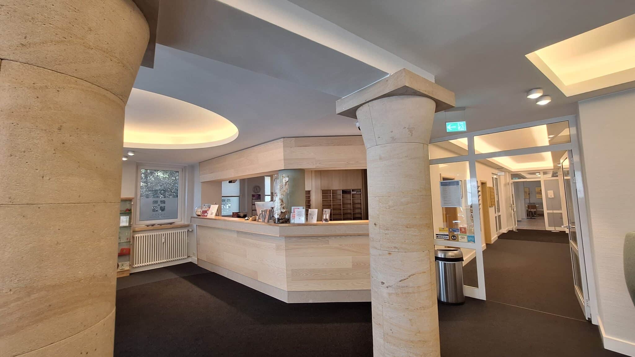 Moderne Rezeption mit Holzverkleidung im Hotel Dietrich Bonhoeffer Haus.