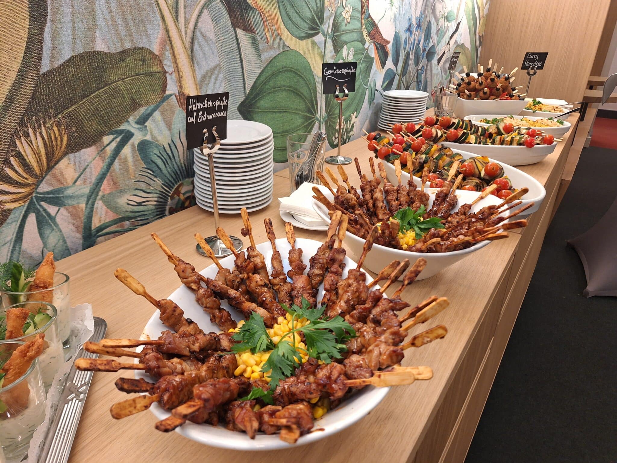 Hähnchenspieße am Buffet angerichtet