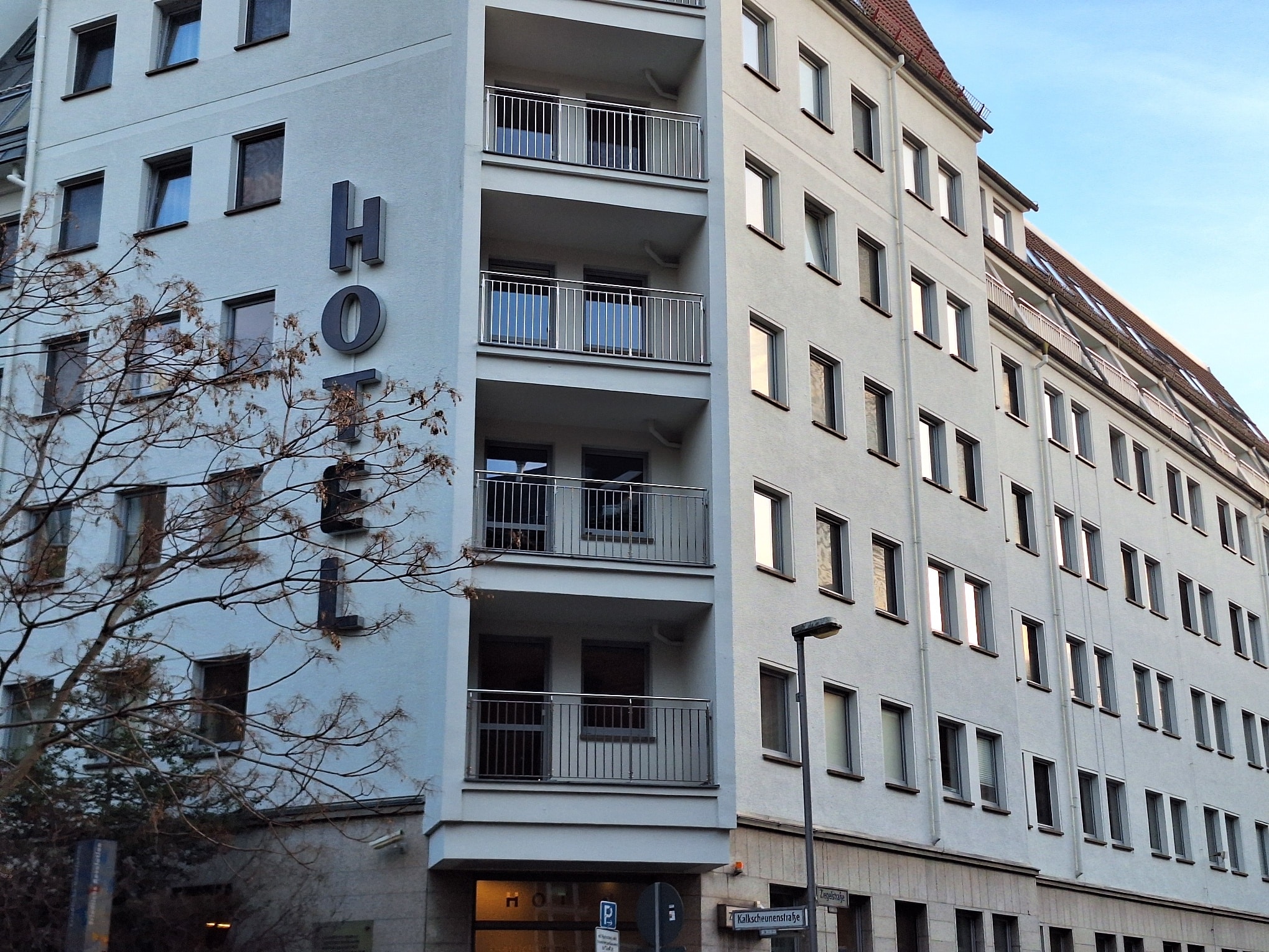 Außenansicht des Hotels Dietrich Bonhoeffer Haus mit mehreren Balkonen und Fenstern.