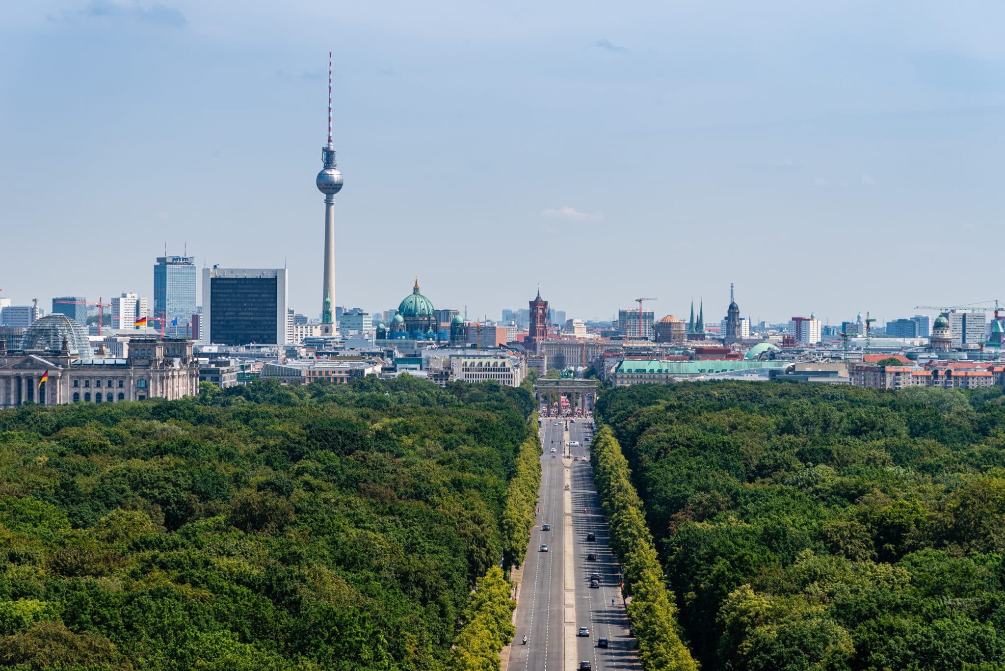 Aussicht auf die Straße Unter den Linden mit dem Fernsehturm und dem Reichstag in Berlin.