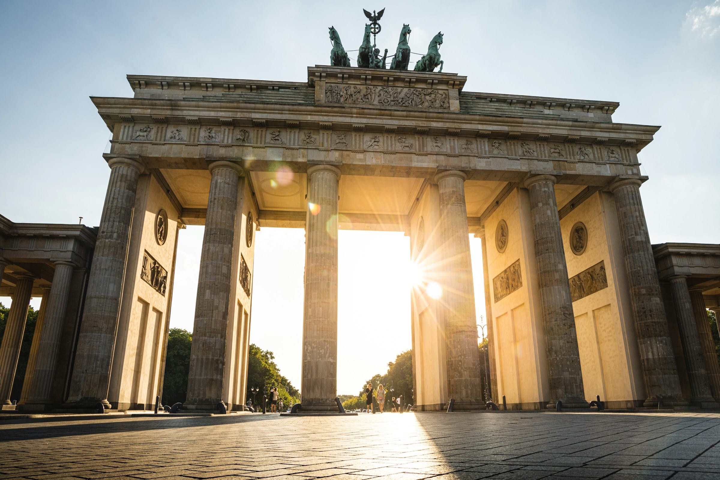 Sonne scheint durchs Brandenburger Tor, Foto: Simon Vollformat