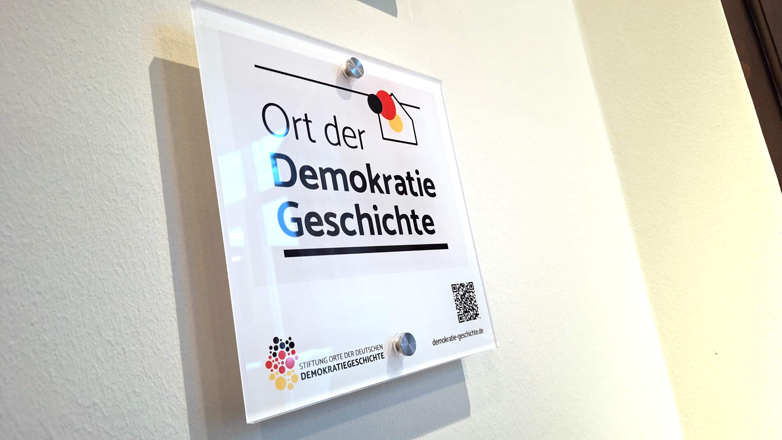 Wandschild für einen Ort der Demokratiegeschichte im Hotel Dietrich Bonhoeffer Haus Berlin