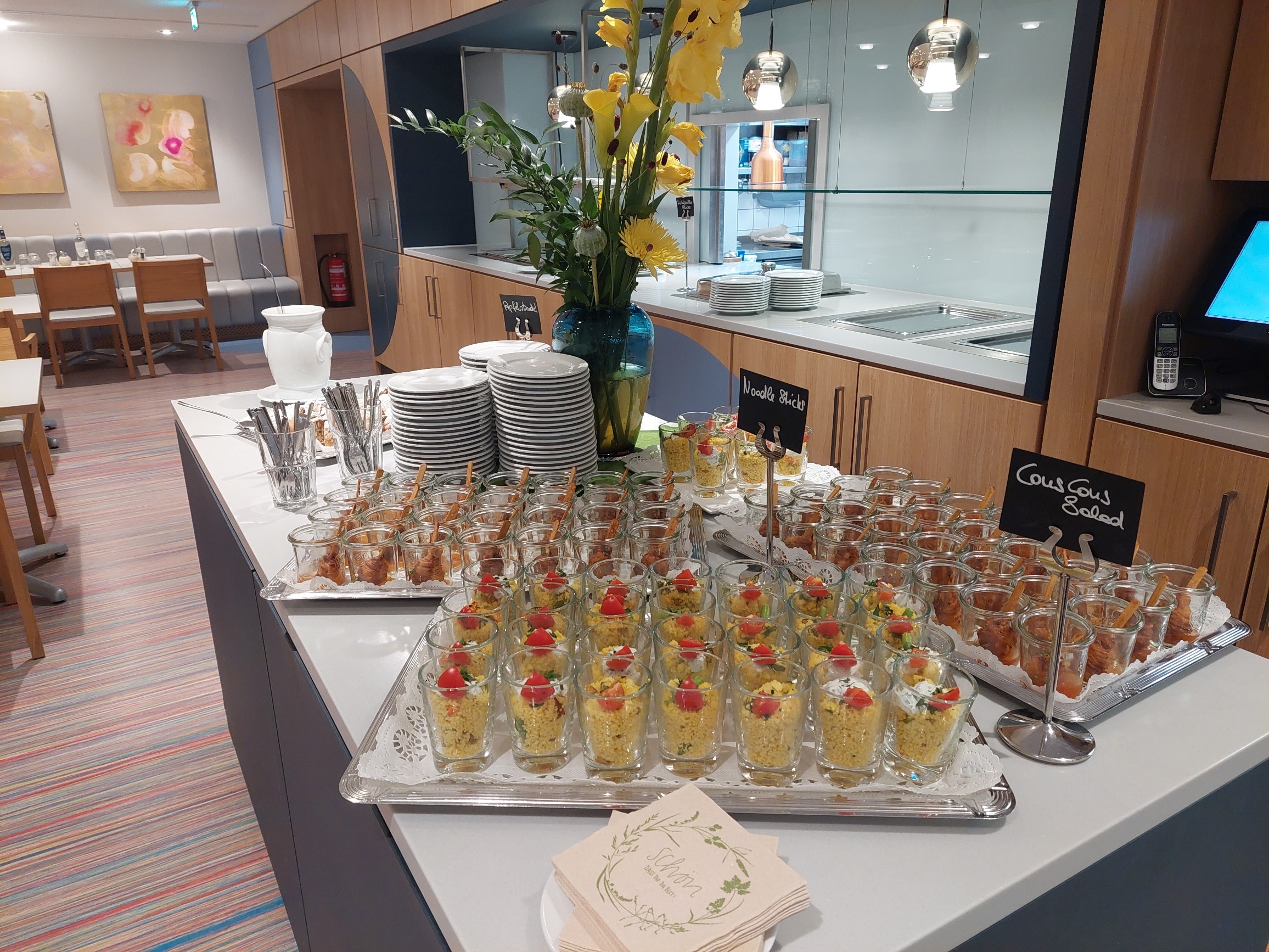 Ein Buffet mit verschiedenen Desserts und Snacks im Hotel Dietrich Bonhoeffer Haus.