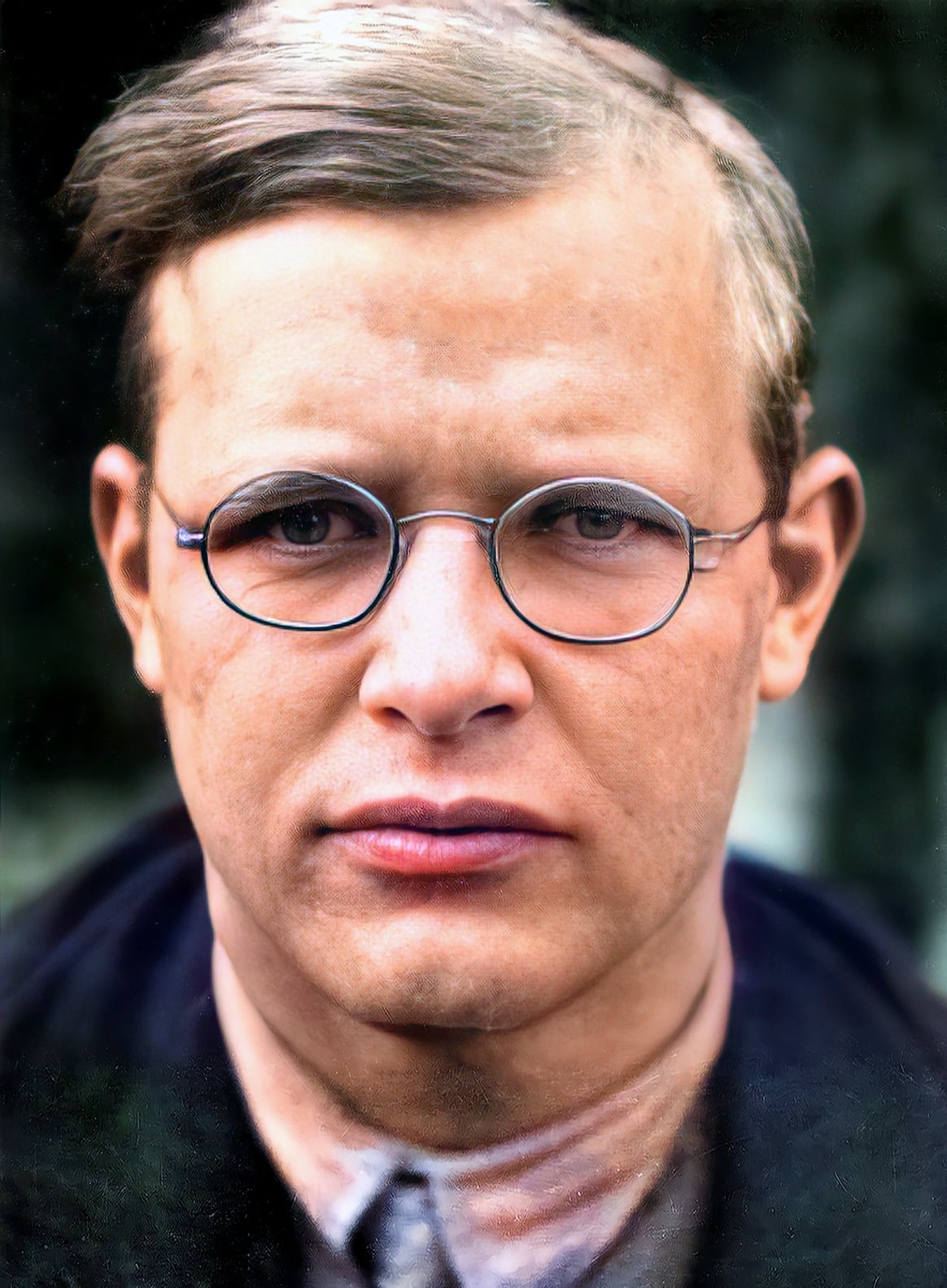 DIETRICH BONHOEFFER (Breslau, Deutschland, heute Polen, 4. Februar 1906 – Flossenbürg, Deutschland, 9. April 1945). Deutscher lutherischer Theologe und Pfarrer, Mitglied des antinationalsozialistischen deutschen Widerstands und der Bekennenden Kirche
